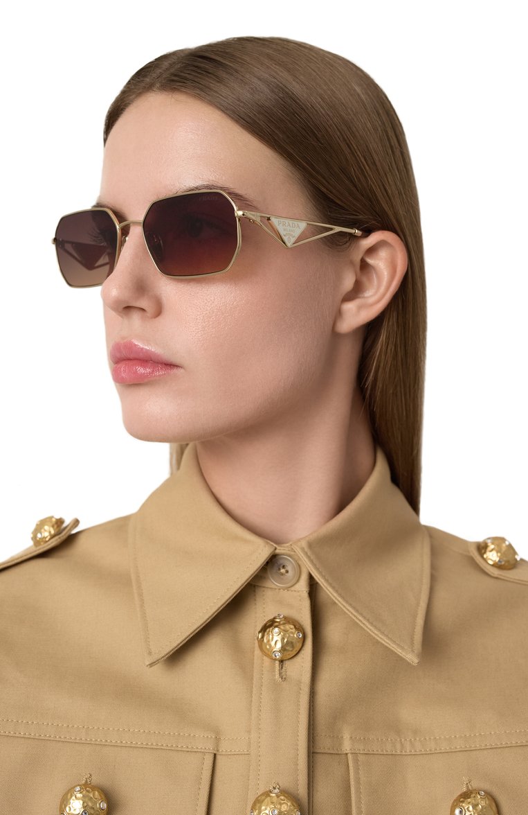 Женские солнцезащитные очки PRADA коричневого цвета, арт. A51S-ZVN50C | Фото 2 (Нос: Не проставлено; Региональные ограничения белый список (Axapta Mercury): Не проставлено; Тип очков: С/з; Материал: Металл; Оптика Гендер: оптика-женск�ое; Очки форма: Прямоугольные)
