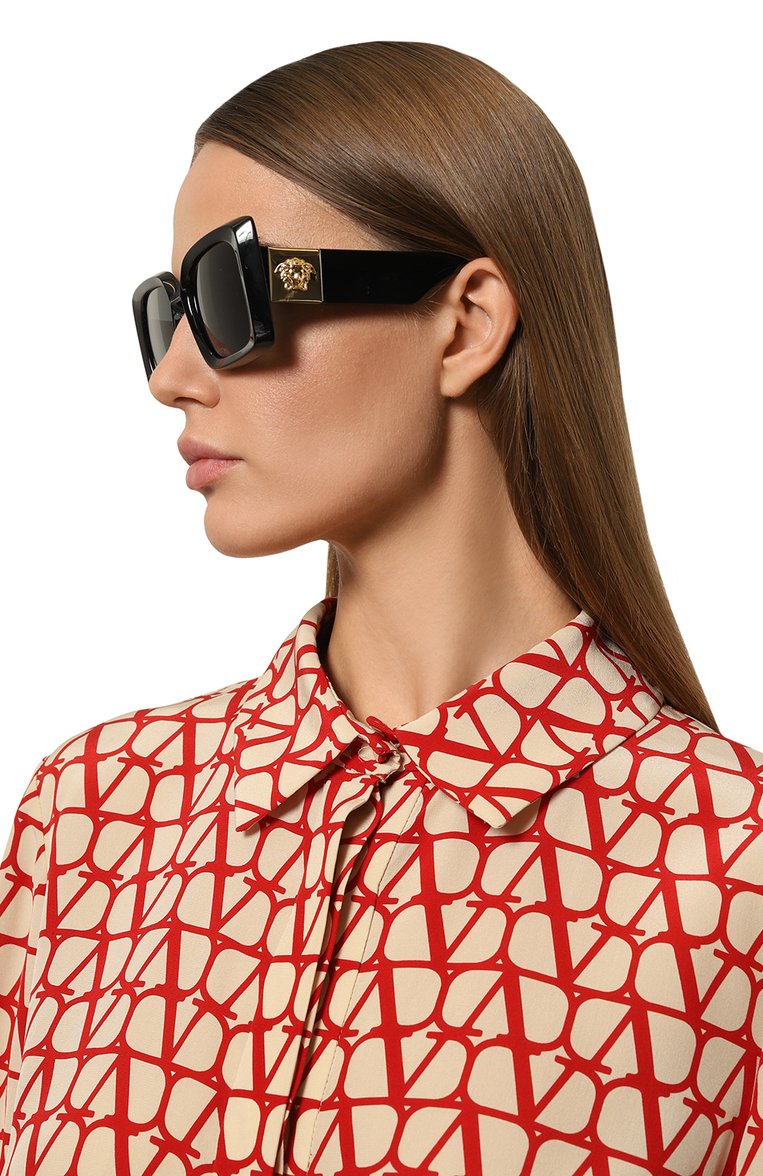 Женские солнцезащитные очки VERSACE черного цвета, арт. 4467U-GB1/87 | Фото 2 (Нос: Не проставлено; Региональные ограничения белый список (Axapta Mercury): Не проставлено; Материал: Пластик; Тип очков: С/з; Оптика Гендер: оптика-женское; Очки форма: Квадратные)