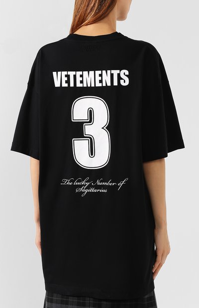 Хлопковая футболка VETEMENTS черного цвета по цене 53950 руб., арт. UAH20TR901/W, фото 4 Хлопковая футболка VETEMENTS, арт. UAH20TR901/W, фото 4