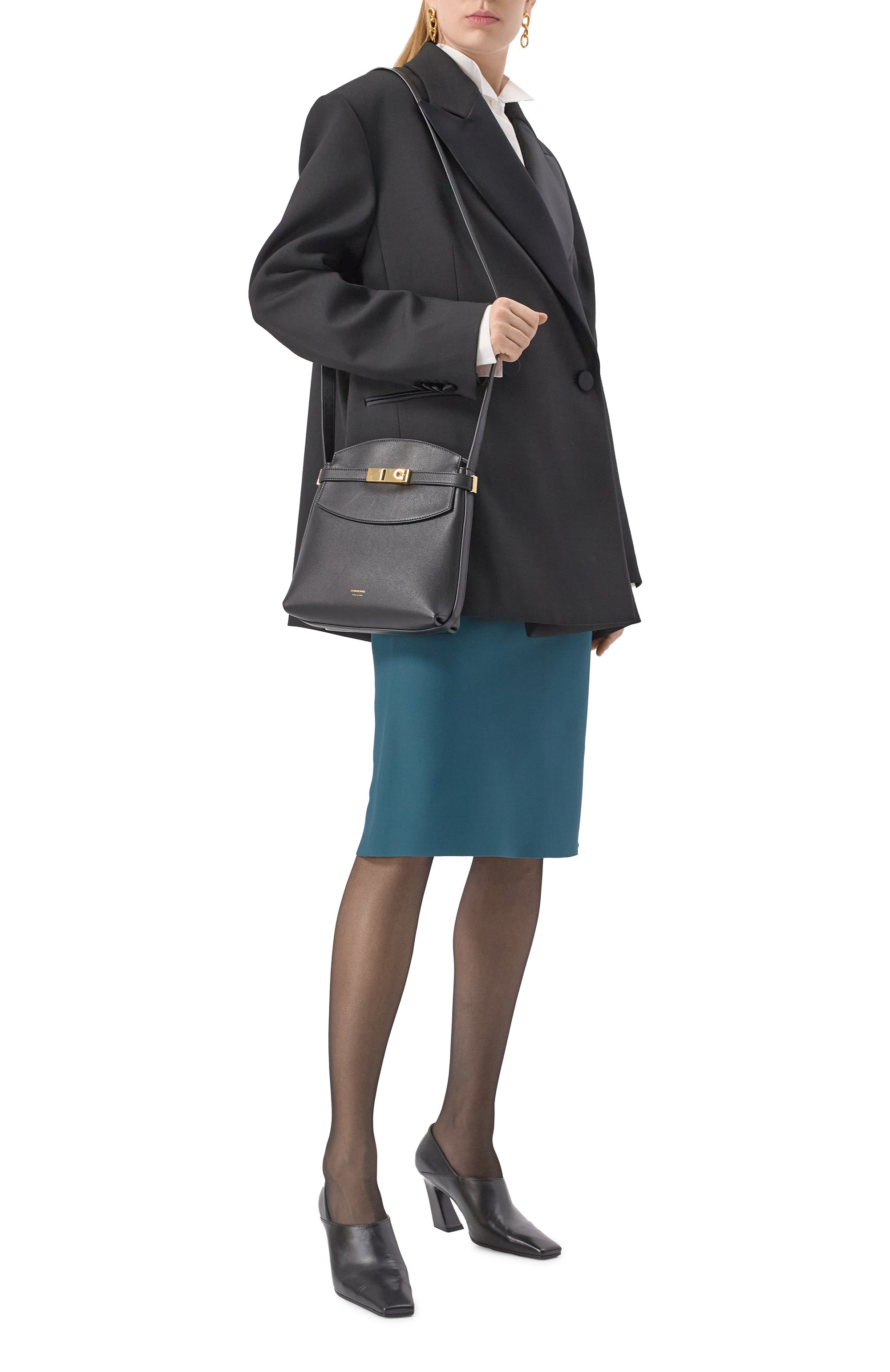 Сумка hug messenger FERRAGAMO черного цвета по цене 232000 руб., арт. 219912/780663, фото 7 Сумка hug messenger FERRAGAMO, арт. 219912/780663, фото 7