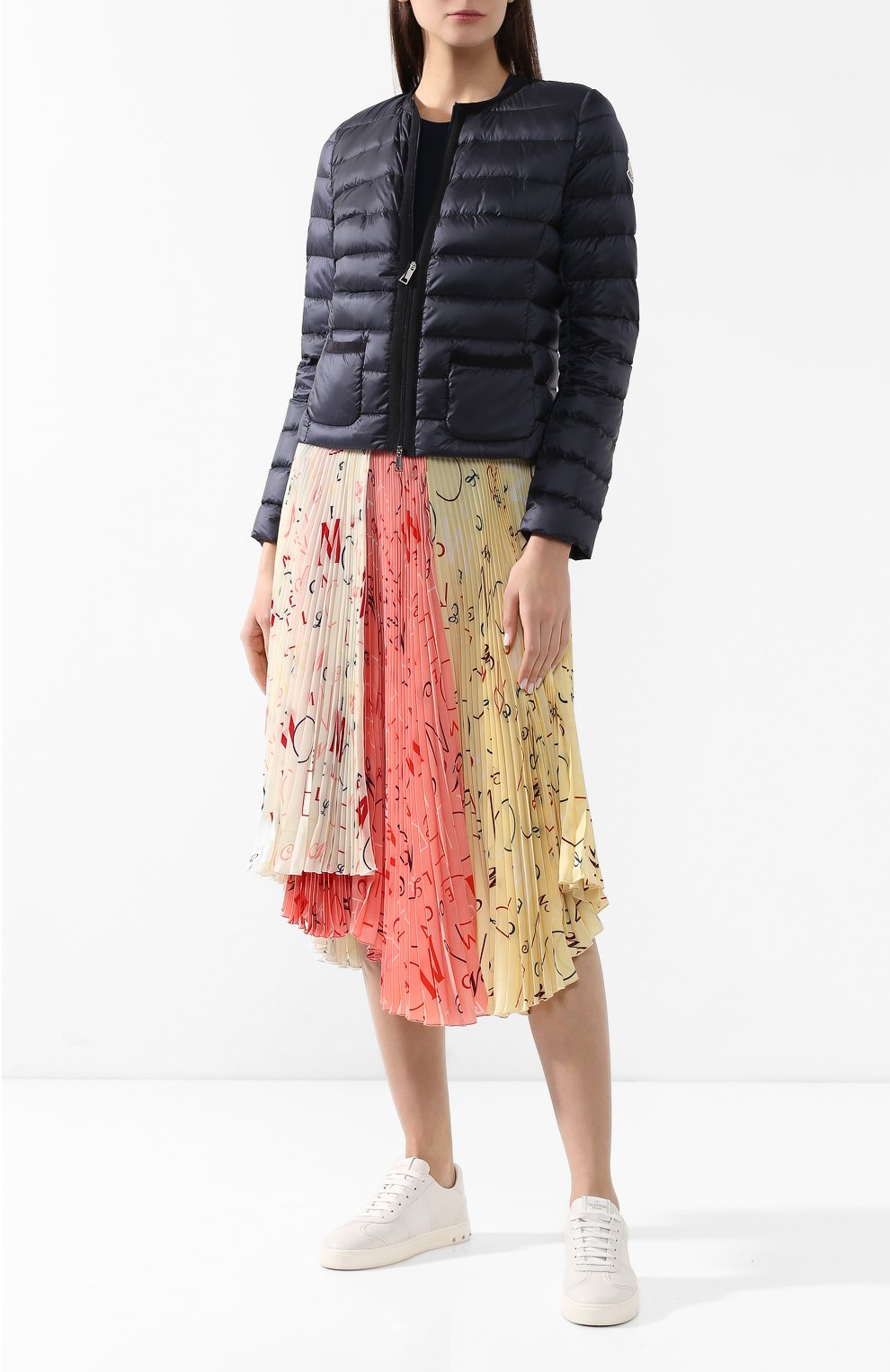 Пуховая куртка MONCLER темно-синего цвета по цене 42700 руб., арт. E1-093-45388-98-53048, фото 2 Пуховая куртка MONCLER, арт. E1-093-45388-98-53048, фото 2
