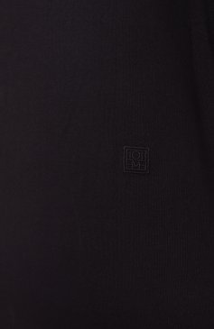 Женская хлопковая футболка TOTEME черного цвета, арт. 211-439-770 | Фото 6 (Длина (для топов): Стандартные; Рукава: Короткие; Драгоценные камни: Проставлено; Материал сплава: Проставлено; Стили: Кэжуэл; Принт: Без прин�та; Материал внешний: Хлопок)