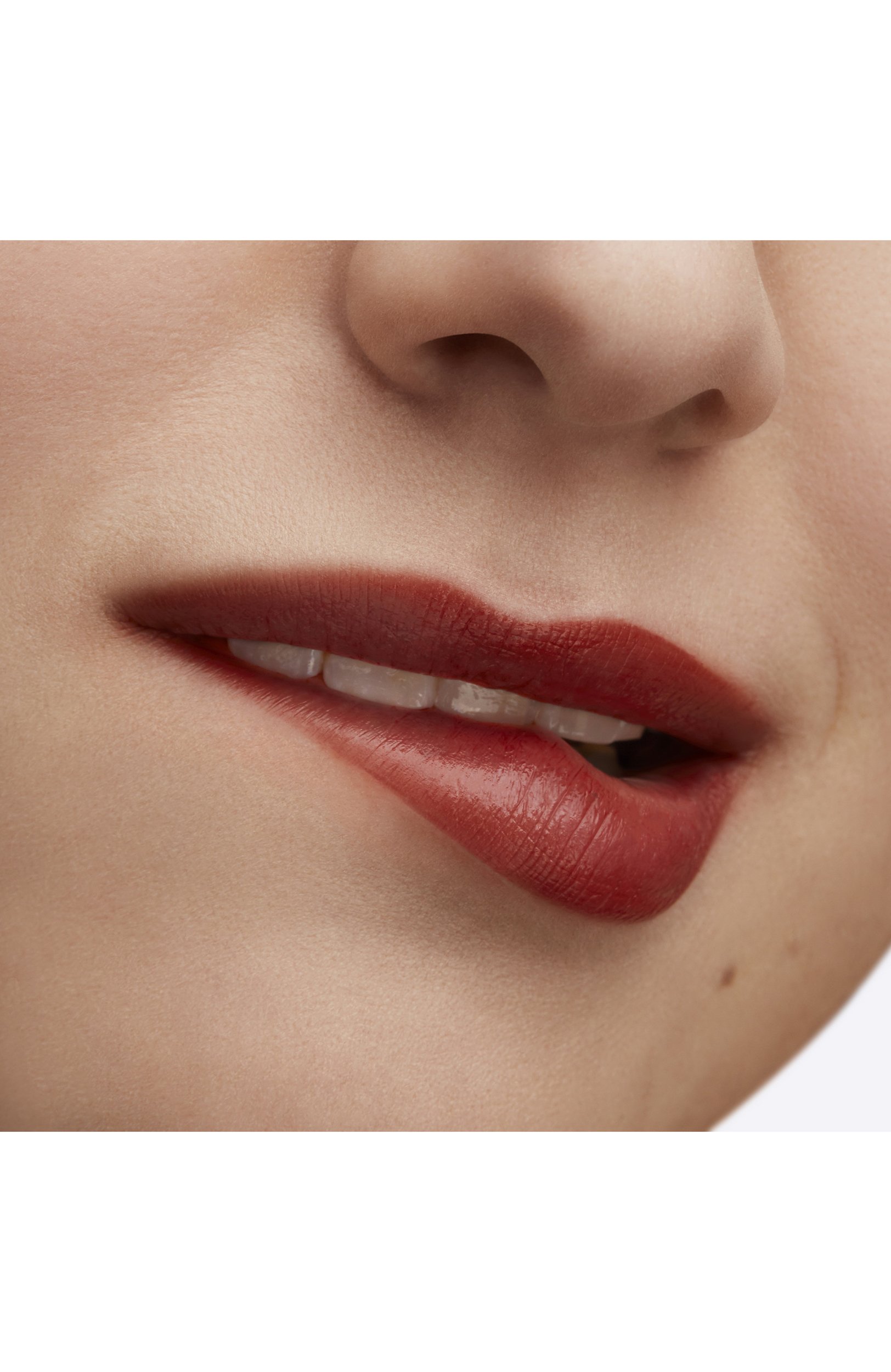 Губная помада lustreglass sheer-shine lipstick, оттенок spice it up! (3,5g) MAC цвета по цене 3390 руб., арт. SB48-27, фото 3 Губная помада lustreglass sheer-shine lipstick, оттенок spice it up! (3,5g) MAC, арт. SB48-27, фото 3
