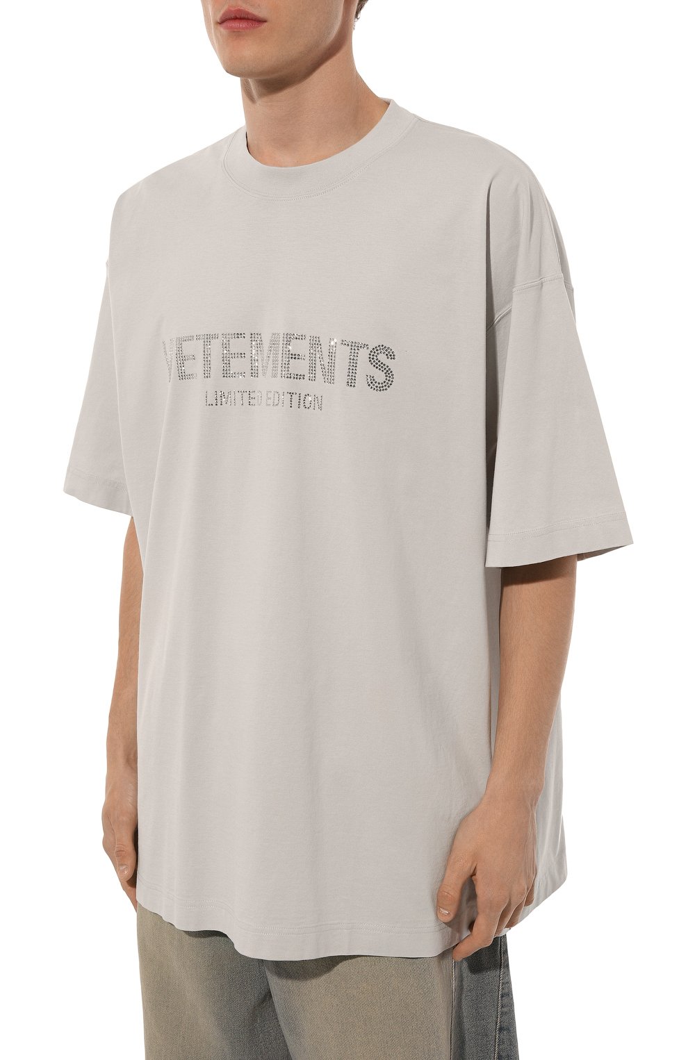 Хлопковая футболка VETEMENTS светло-серого цвета по цене 74350 руб., арт. UA65TR250M, фото 6 Хлопковая футболка VETEMENTS, арт. UA65TR250M, фото 6
