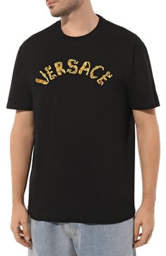 Мужская хлопковая футболка VERSACE черного цвета, арт. 1010641/1A07700 | Фото 3 (Рукава: Короткие; Длина (для топов): Стандартные; Принт: С принтом; Материал сплава: Проставлено; Материал внешний: Хлопок; Драгоценные камни: Проставлено; Стили: Кэжуэл)