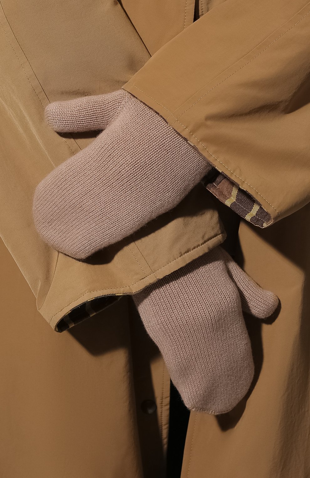 Кашемировые варежки parma CANOE бежевого цвета по цене 28130 руб., арт. 6912994, фото 2 Кашемировые варежки parma CANOE, арт. 6912994, фото 2