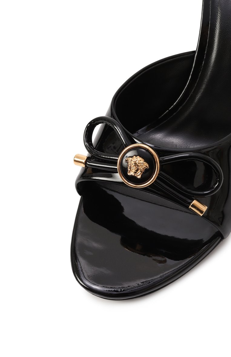 Женские лакированные мюли opera bow 85 VERSACE черного цвета, арт. 1018239/D2VE | Фото 7 (Материал внутренний: Натуральная кожа; Каблук тип: Шпилька; Подошва: Плоская; Материал внешний: Натуральная кожа; Драгоценные камни: Проставлено; Каблук высота: Высокий; Материал сплава: Проставлено)