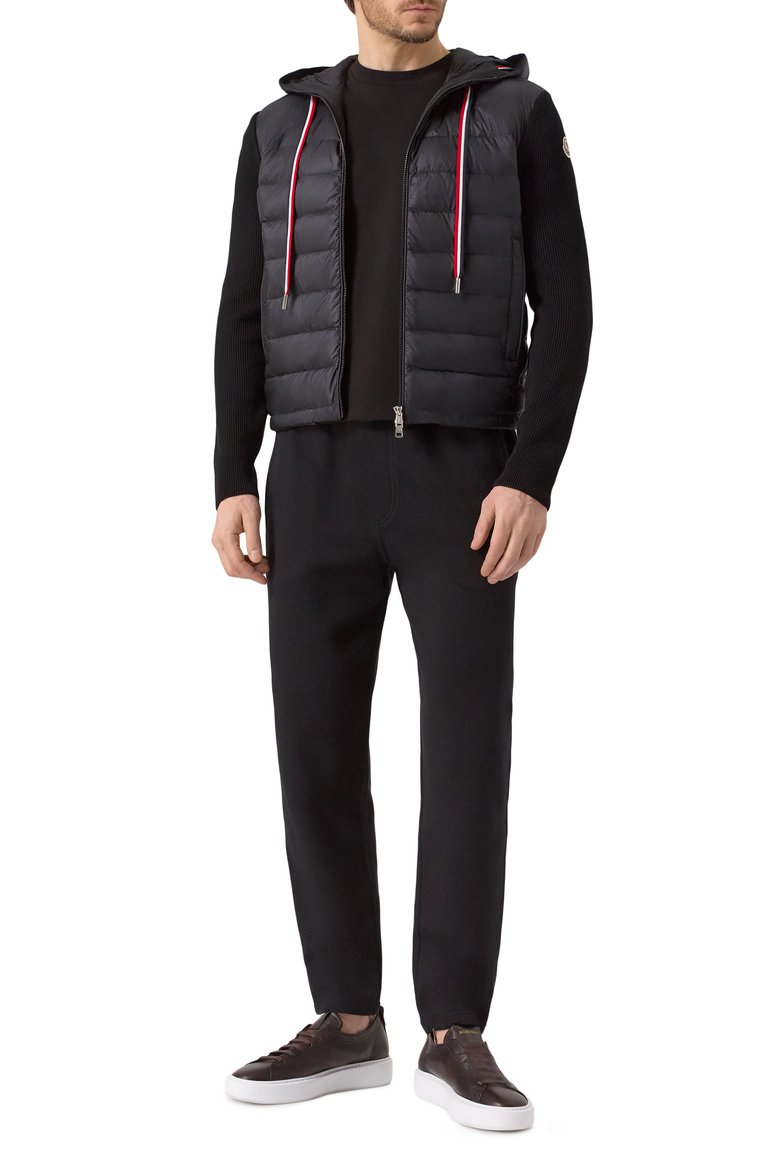 Мужской комбинированный кардиган MONCLER черного цвета, арт. 9B00005/M1367 | Фото 2 (Рукава: Длинные; Длина (для топов): Стандартные; Материал внешний: Хлопок; Мужское Кросс-КТ: Кардиган-одежда; Стили: Кэжуэл; Застежка: Молния; Материал утеплителя: Пух и перо)