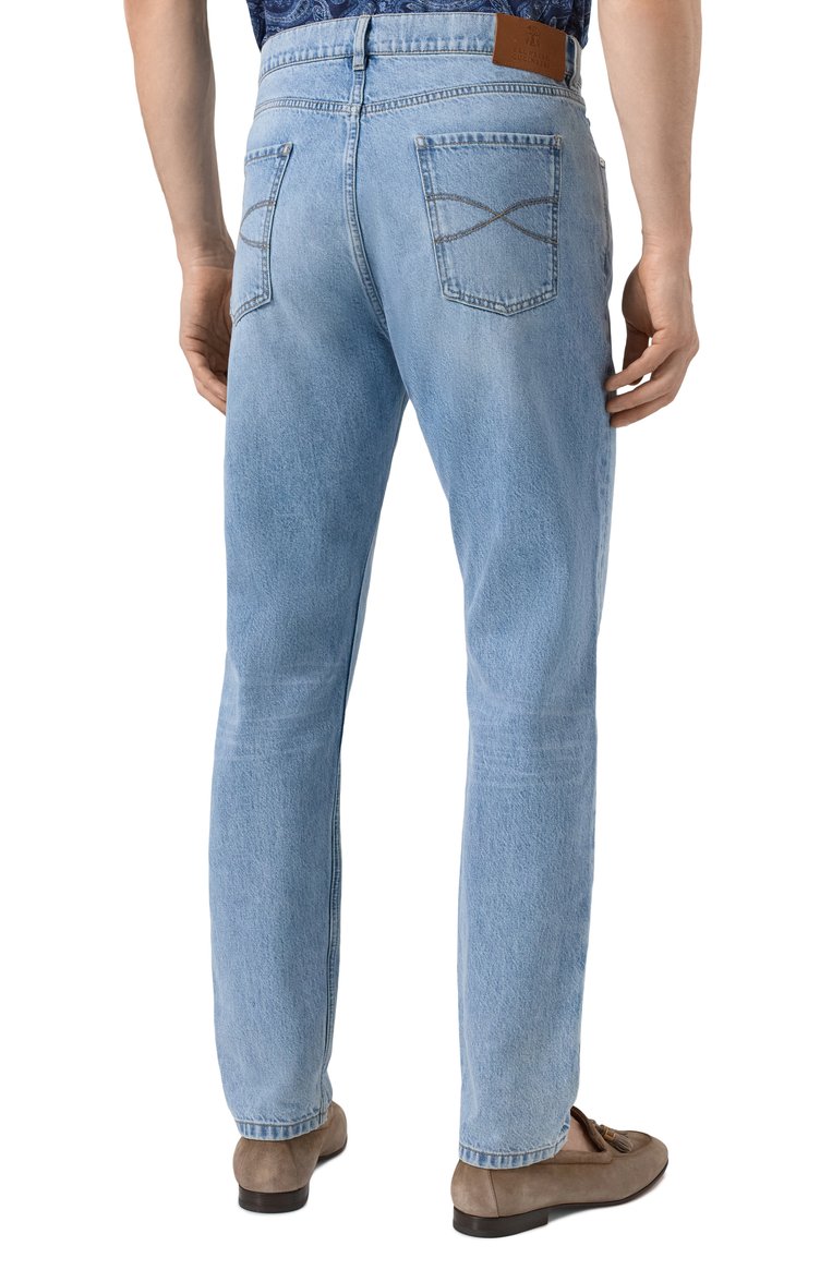 Мужские джинсы iconic fit BRUNELLO CUCINELLI голубого цвета, арт. M241PB2346 | Фото 4 (Длина (брюки, джинсы): Стандартные; Материал внешний: Хлопок, Деним; Кросс-КТ: Деним; Детали: Делаве; Стили: Повседневный; Автоматизация состава: Проставлено; Автоматизация ТО: Проставлено; Силуэт М (брюки): Прямые)
