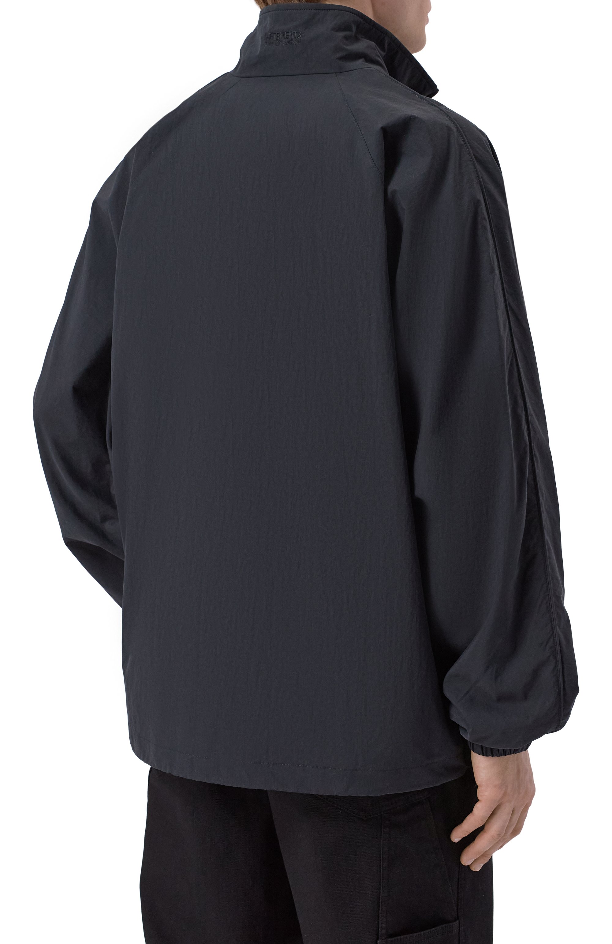 Ветровка VETEMENTS черного цвета по цене 109500 руб., арт. ME76GJ121B/26350 NYL0N, фото 5 Ветровка VETEMENTS, арт. ME76GJ121B/26350 NYL0N, фото 5