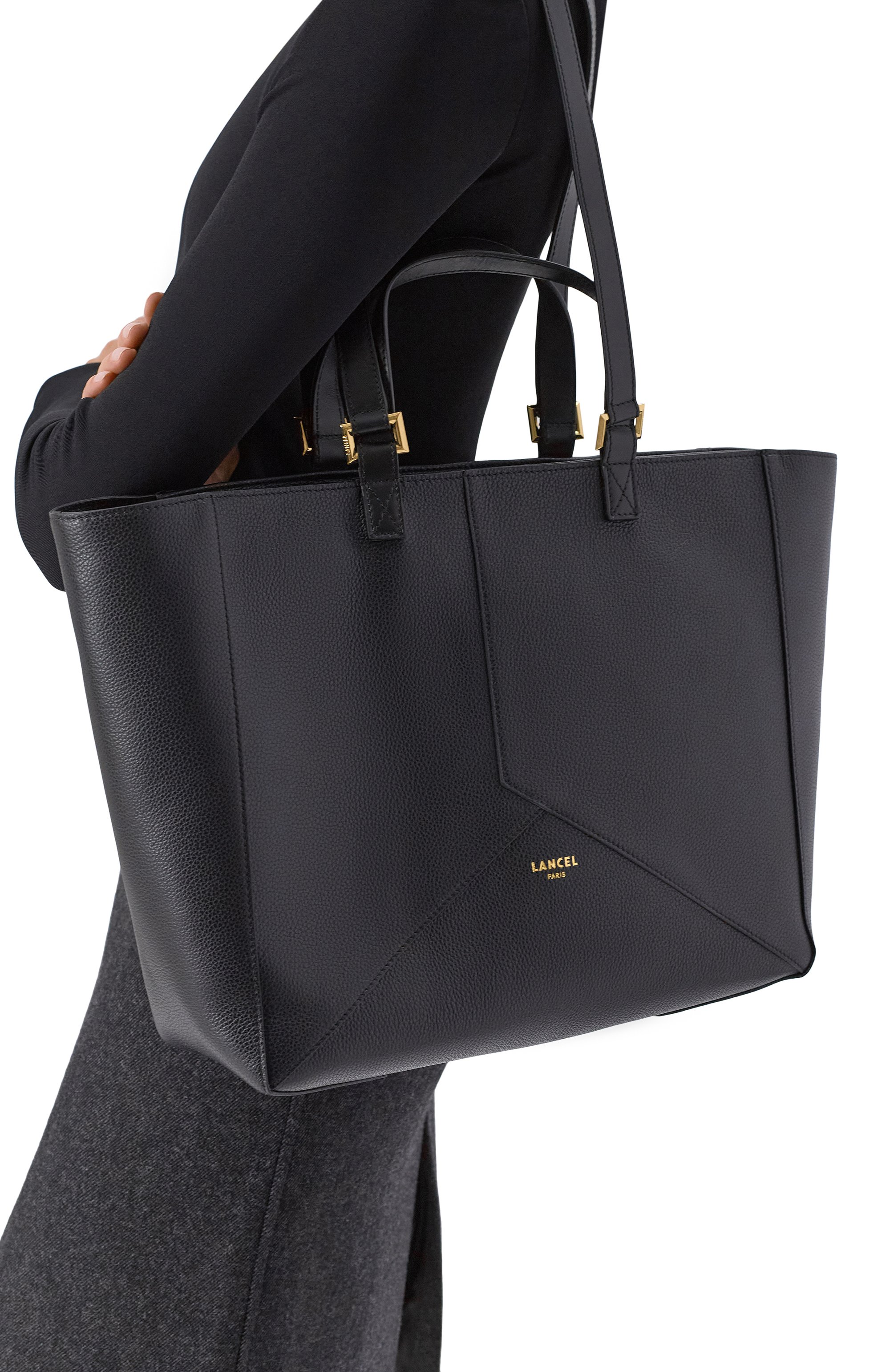 Сумка-тоут enveloppe medium LANCEL черного цвета по цене 88650 руб., арт. A14021, фото 2 Сумка-тоут enveloppe medium LANCEL, арт. A14021, фото 2