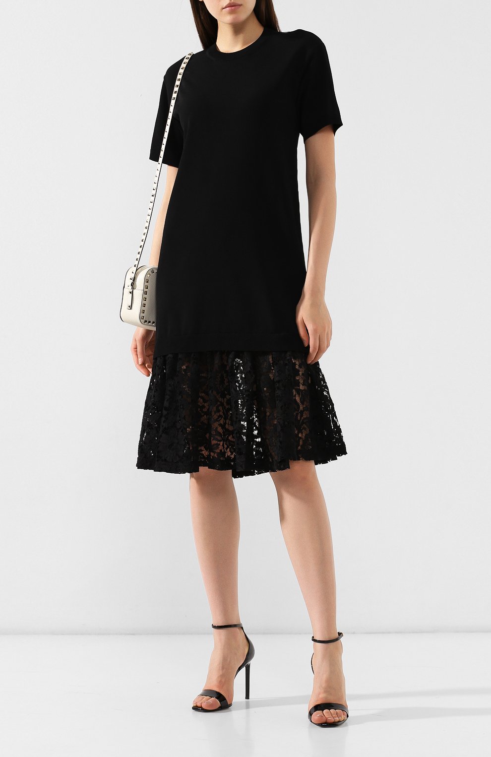 Платье из вискозы VALENTINO черного цвета по цене 286000 руб., арт. SB3KDA304QE, фото 2 Платье из вискозы VALENTINO, арт. SB3KDA304QE, фото 2