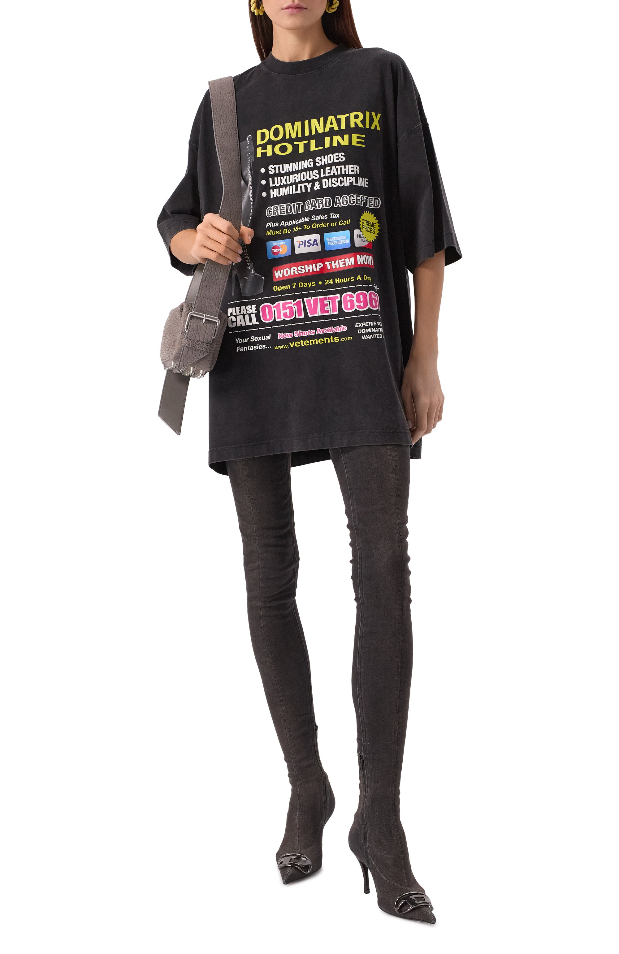 Хлопковая футболка VETEMENTS черного цвета по цене 95050 руб., арт. UA66TR740B, фото 2 Хлопковая футболка VETEMENTS, арт. UA66TR740B, фото 2