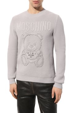 Мужской хлопковый свитер MOSCHINO серого цвета, арт. V0926/2003 | Фото 3 (Рукава: Длинные; Длина (для топов): Стандартные; Стили: Гранж; Принт: С принтом; Материал сплава: Проставлено; Материал внешний: Хлопок; Мужское Кросс-КТ: Свитер-одежда; Драгоценные камни: Проставлено)