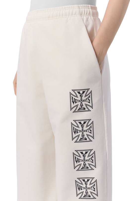 Хлопковые брюки VETEMENTS ME76SP166V/1302 M0LLET0N Кремовый  ME76SP166V/1302 M0LLET0N Фото 5