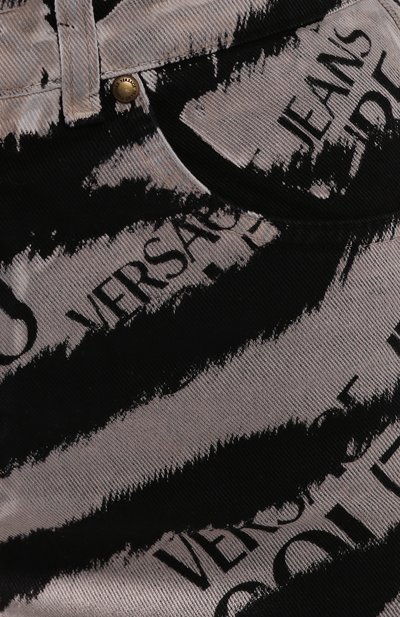 Джинсовые шорты VERSACE JEANS COUTURE черно-белого цвета по цене 39800 руб., арт. A3HVB18D-VDM508/HRC5F, фото 5 Джинсовые шорты VERSACE JEANS COUTURE, арт. A3HVB18D-VDM508/HRC5F, фото 5