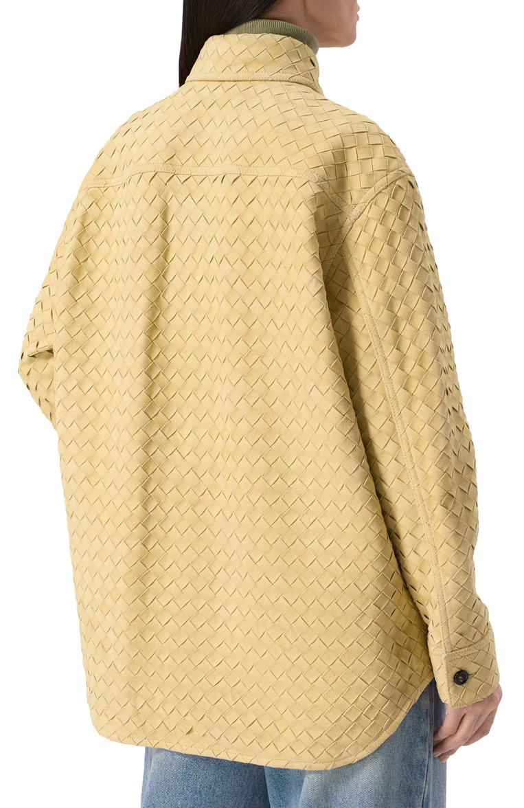 Женская замшевая рубашка BOTTEGA VENETA бежевого цвета, арт. 813044/V4HG0 | Фото 4 (Материал внешний: Натуральная кожа, Замша; Длина (для топов): Удлиненные; Рукава: Длинные; Стили: Кэжуэл; Принт: Без принта; Женское Кросс-КТ: Рубашка-одежда; Автоматизация ТО: Проставлено; Автоматизация состава: Проставлено)