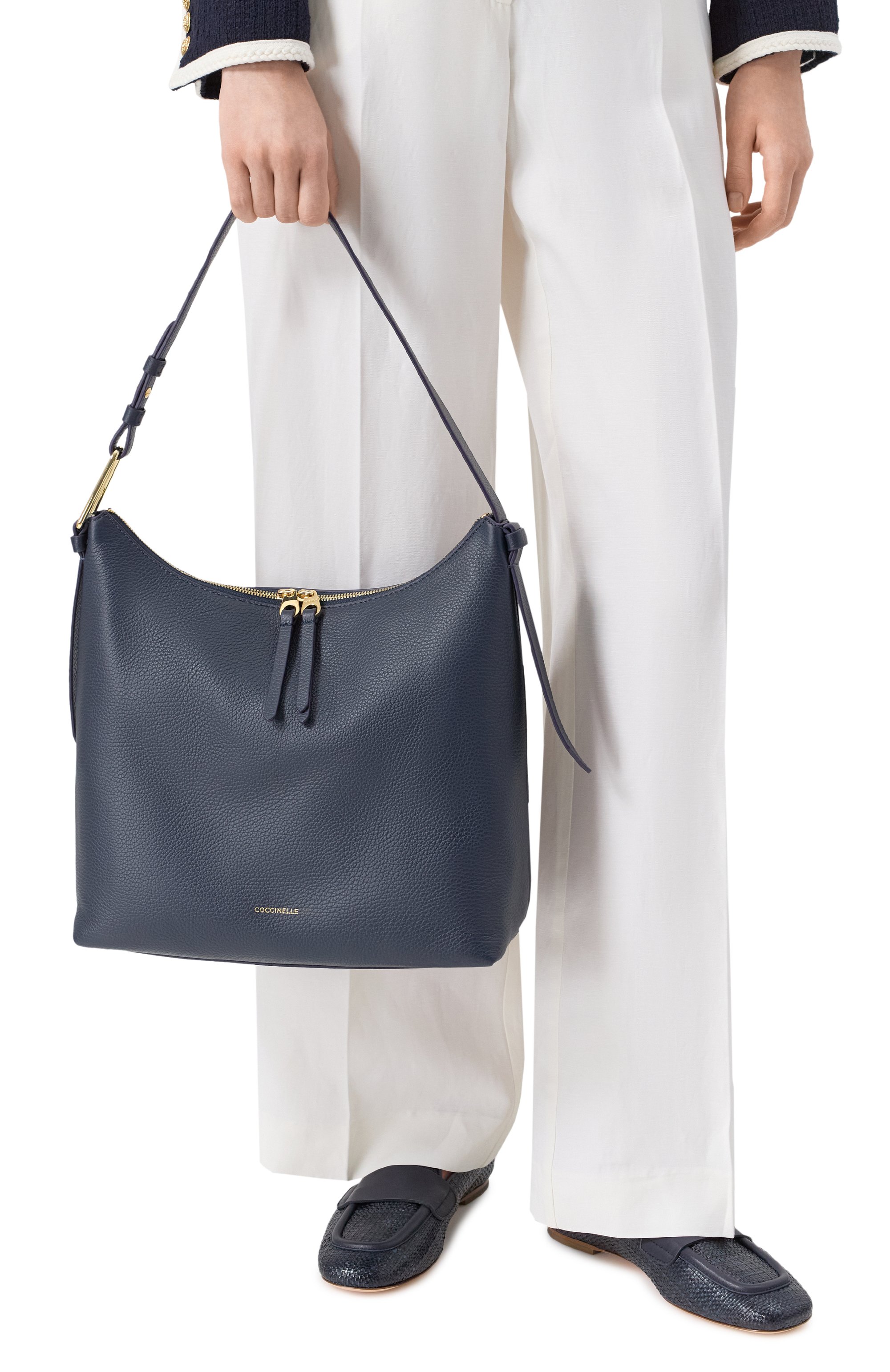 Сумка malory small COCCINELLE темно-синего цвета по цене 31300 руб., арт. E1R1K130201, фото 2 Сумка malory small COCCINELLE, арт. E1R1K130201, фото 2