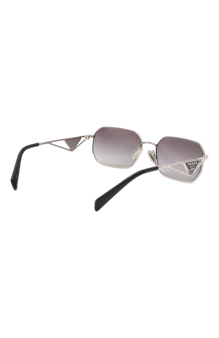 Женские солнцезащитные очки PRADA серого цвета, арт. A51S-1BC90A | Фото 4 (Региональные ограничения белый список (Axapta Mercury): Не проставлено; Нос: Не проставлено; Тип очков: С/з; Материал: Металл; Оптика Гендер: оптика-женское; Очки форма: Прямоугольные)