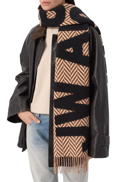 Шерстяной шарф JW ANDERSON коричневого цвета по цене 49950 руб., арт. SA0011/FA0501, фото 2 Шерстяной шарф JW ANDERSON, арт. SA0011/FA0501, фото 2