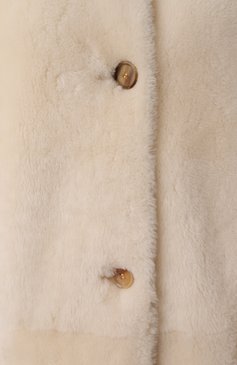 Женская двусторонняя дубленка из овчины KITON кремового цвета, арт. D58671K0546F02 | Фото 6 (Длина (верхняя одежда): Длинные; Рукава: Длинные; Материал внешний: Натуральный мех; Кросс-КТ: Куртка; Стили: Кэжуэл)