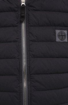 Мужской пуховый жилет STONE ISLAND темно-серого цвета, арт. 7315G0225 | Фото 5 (Материал внешний: Синтетический материал; Материал подклада: Синтетический материал; Длина (верхняя одежда): Короткие; Мужское Кросс-КТ: Верхняя одежда, жилеты-тонкие; Кросс-КТ: Куртка; Стили: Кэжуэл; Материал утеплителя: Пух и перо; Драгоценные камни: Проставлено; Материал сплава: Проставлено)