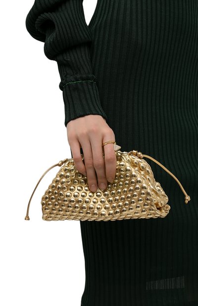 Клатч pouch mini BOTTEGA VENETA золотого цвета по цене 104000 руб., арт. 666790/V12K1, фото 2 Клатч pouch mini BOTTEGA VENETA, арт. 666790/V12K1, фото 2