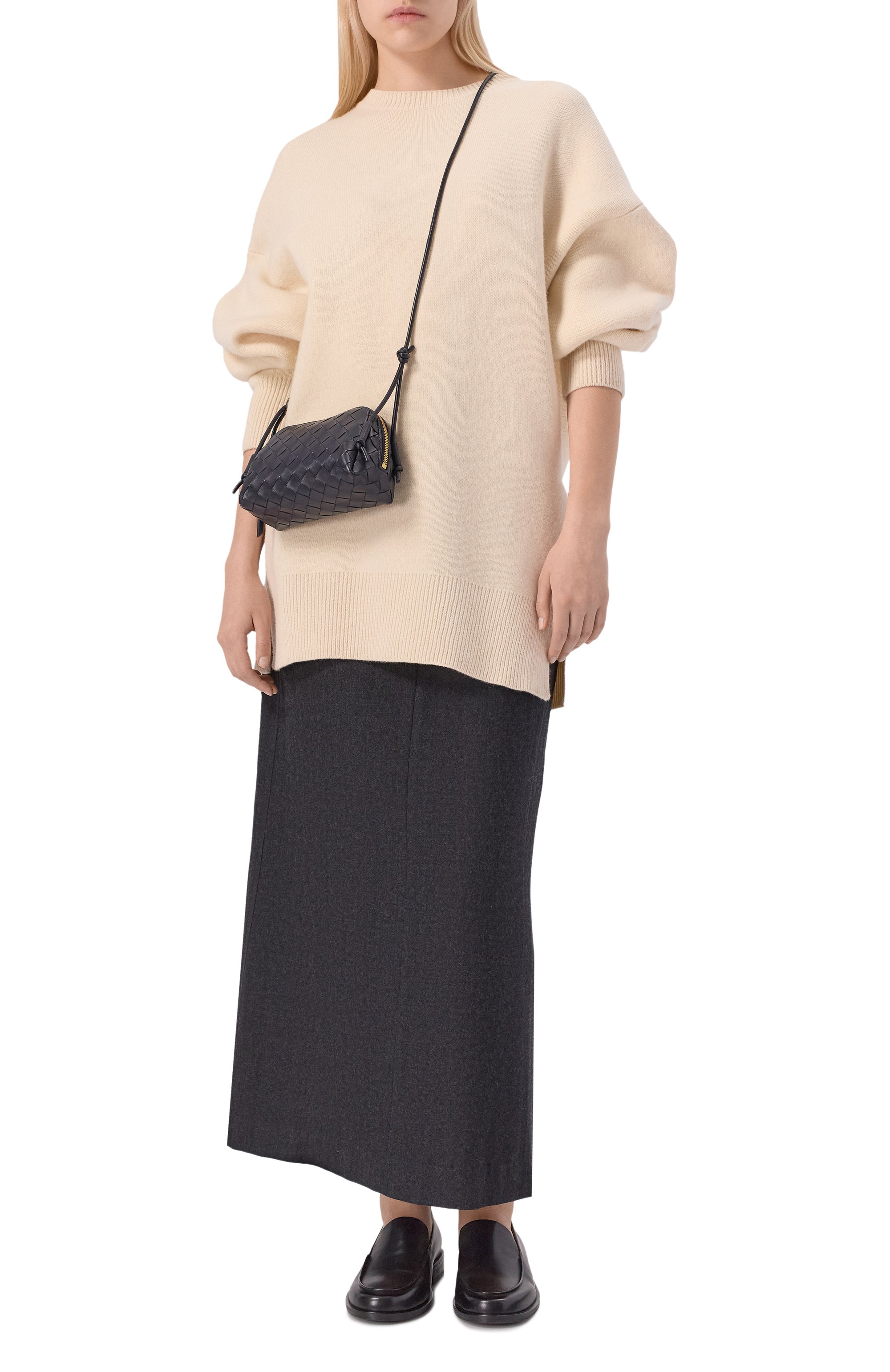 Сумка concert pouch BOTTEGA VENETA темно-синего цвета по цене 246500 руб., арт. 794258/VCPP1, фото 7 Сумка concert pouch BOTTEGA VENETA, арт. 794258/VCPP1, фото 7