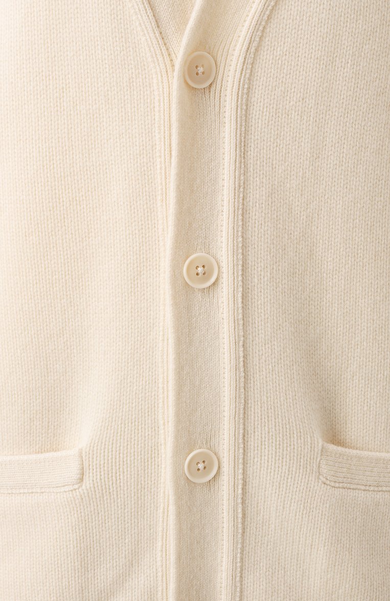 Женский кашемировый кардиган EXTREME CASHMERE кремового цвета, арт. 244-035-01-TU-02 | Фото 6 (Рукава: Длинные; Материал внешний: Кашемир, Шерсть; Длина (для топов): Стандартные; Стили: Кэжуэл; Женское Кросс-КТ: кардиган-трикотаж; Застежка: Пуговицы)
