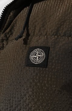 Мужской пуховый бомбер STONE ISLAND темно-зеленого цвета, арт. 731542634 | Фото 5 (Мужское Кросс-КТ: пуховик-короткий; Рукава: Длинные; Принт: Без принта; Кросс-КТ: бомбер; Материал внешний: Синтетический материал; Материал сплава: Проставлено; Стили: Милитари; Материал подклада: Синтетический материал; Драгоценные камни: Проставлено; Длина (верхняя одежда): Короткие; Материал утеплителя: Пух и перо)