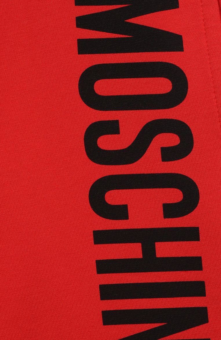 Детские хлопковые шорты MOSCHINO красного цвета, арт. HMQ007/LDA27/4A-8A | Фото 3 (Материал внешний: Хлопок; Мальчики Кросс-КТ: Шорты-одежда; Региональные ограничения белый список (Axapta Mercury): RU; Нос: Не проставлено; Ростовка одежда: 4 года | 104 см, 5 лет | 110 см, 6 лет | 116 см, 8 лет | 128 см)