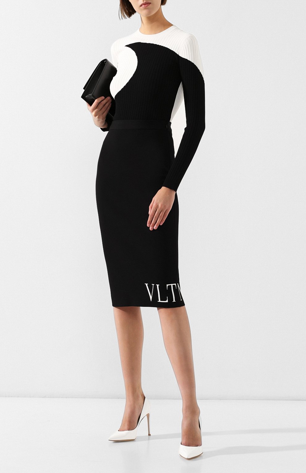 Юбка из вискозы VALENTINO черного цвета по цене 108000 руб., арт. SB3KGA014R0, фото 2 Юбка из вискозы VALENTINO, арт. SB3KGA014R0, фото 2