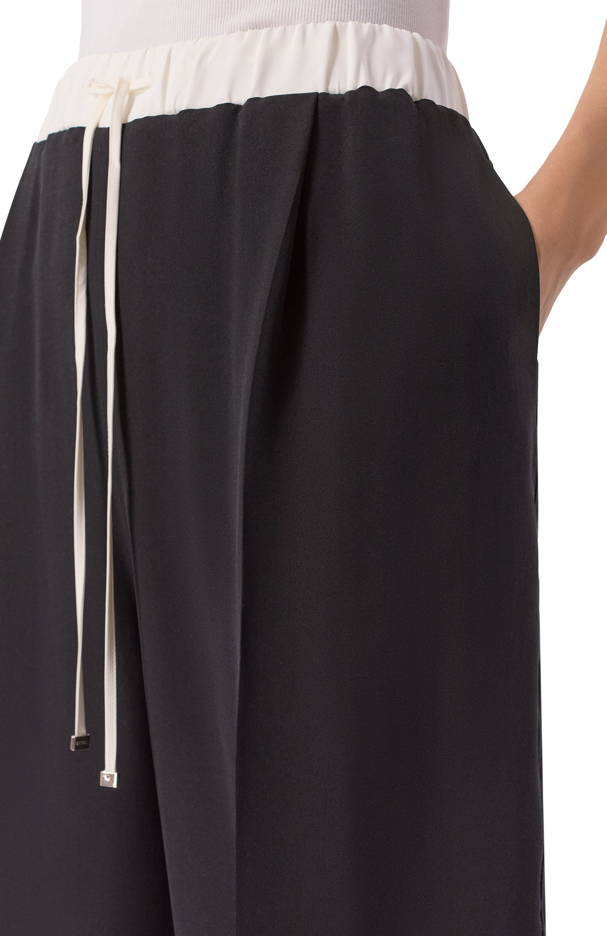 Шелковые брюки KITON черного цвета по цене 199500 руб., арт. D61105K0942H, фото 5 Шелковые брюки KITON, арт. D61105K0942H, фото 5