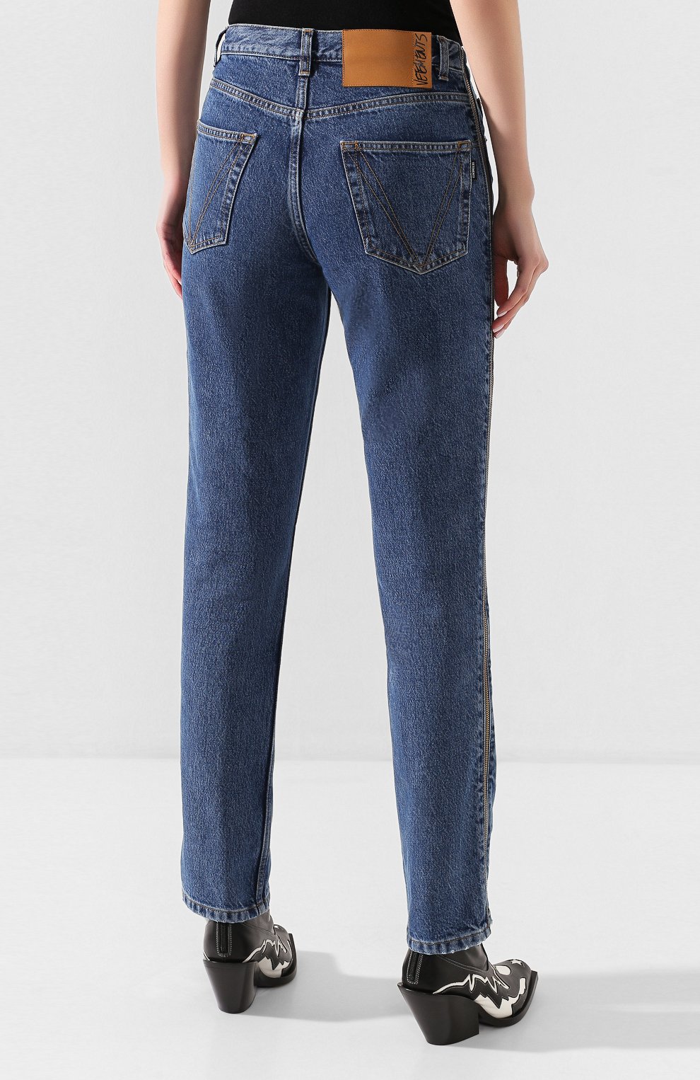 Джинсы VETEMENTS голубого цвета по цене 65750 руб., арт. SS20PA332 2801/W/BLUE, фото 4 Джинсы VETEMENTS, арт. SS20PA332 2801/W/BLUE, фото 4