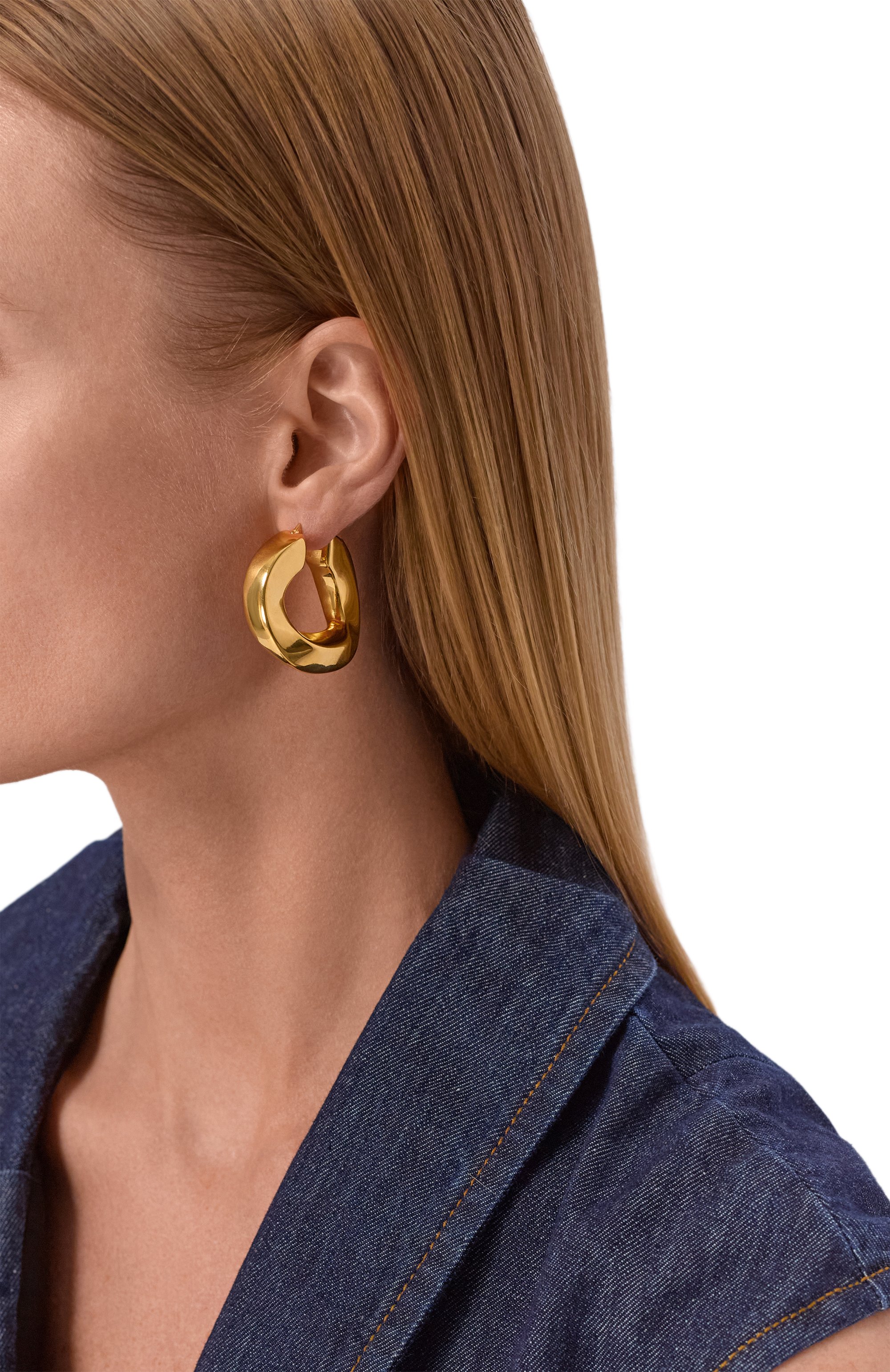 Серьги JIL SANDER золотого цвета по цене 84350 руб., арт. J11VG0342/P7009, фото 2 Серьги JIL SANDER, арт. J11VG0342/P7009, фото 2