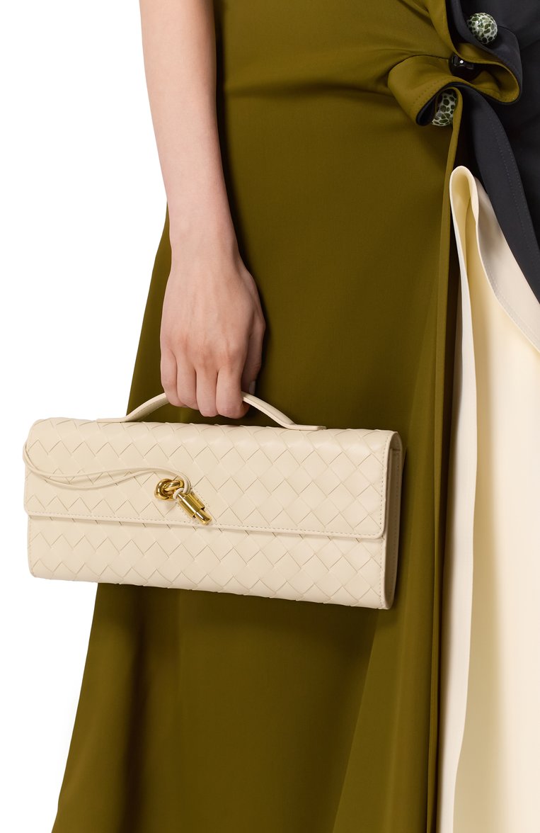 Женский клатч andiamo BOTTEGA VENETA кремового цвета, арт. 741511/VCPP3 | Фото 2 (Материал: Натуральная кожа; Размер: medium; Автоматизация ТО: Проставлено; Автоматизация состава: Проставлено; Женское Кросс-КТ: Клатч-клатчи)