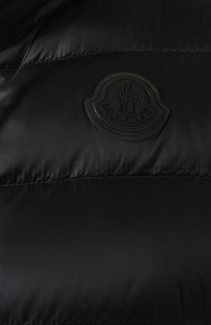 Женский пуховый жилет pettorina MONCLER черного цвета, арт. F1-093-3G500-00-C0459 | Фото 5 (Материал внешний: Синтетический материал; Кросс-КТ: Пуховик; Материал сплава: Проставлено; Материал подклада: Синтетический материал; Женское Кросс-КТ: Верхняя одежда; Драгоценные камни: Проставлено; Длина (верхняя одежда): Короткие; Материал утеплителя: Пух и перо)