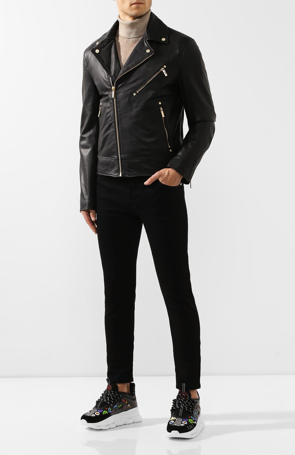 Кожаная куртка VERSACE JEANS COUTURE черного цвета по цене 67450 руб., арт. ECGUA9P0-UUPP00/40292, фото 2 Кожаная куртка VERSACE JEANS COUTURE, арт. ECGUA9P0-UUPP00/40292, фото 2