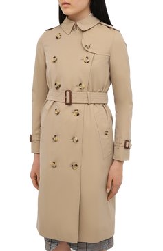 Женский хлопковый тренч kensington BURBERRY бежевого цвета, арт. 8027909 | Фото 3 (Рукава: Длинные; Длина (верхняя одежда): До колена; Материал сплава: Проставлено; Материал внешний: Хлопок; Драгоценные камни: Проставлено; Материал подклада: Хлопок; Стили: Кэжуэл)