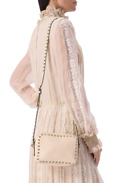 Женская сумка rockstud VALENTINO кремового цвета, арт. 5W2B0809/VSF | Фото 2 (Материал сплава: Проставлено; Материал: Натуральная кожа; Размер: mini; Драгоценные камни: Проставлено; Ремень/цепочка: На ремешке)