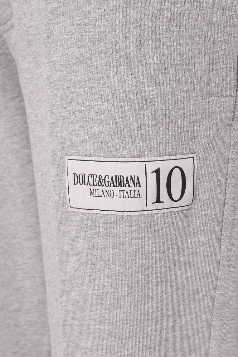 Мужские хлопковые брюки DOLCE & GABBANA светло-серого цвета, арт. GP109T/G702N | Фото 6 (Длина (брюки, джинсы): Стандартные; Материал внешний: Хлопок; Случай: Повседневный; Стили: Спорт-шик; Размерность: Идёт в размер; Автоматизация ТО: Проставлено; Автоматизация состава: Проставлено)