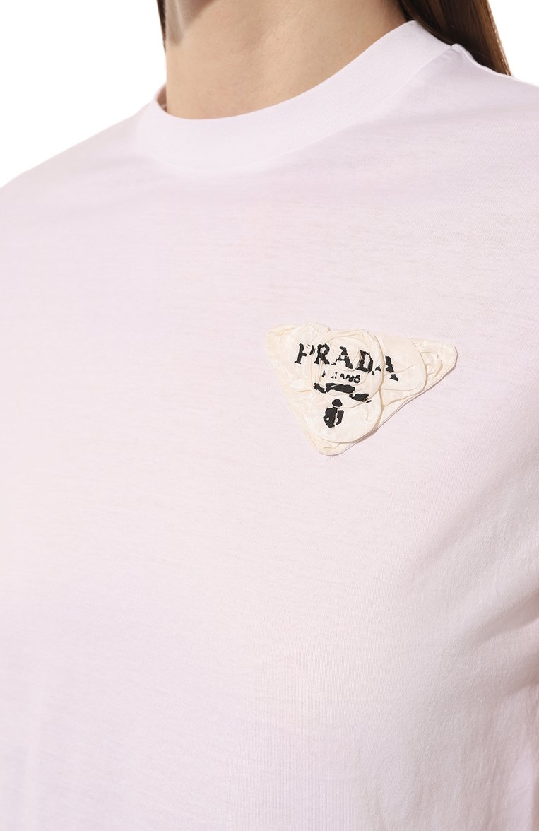 Женская хлопковая футболка PRADA белого цвета, арт. 3555AR-1YSH-F0N40-211 | Фото 5 (Материал внешний: Хлопок; Длина (для топов): Стандартные; Рукава: Короткие; Принт: Без принта; Стили: Кэжуэл; Материал сплава: Проставлено; Региональные ограничения белый список (Axapta Mercury): Не проставлено; Драгоценные камни: Проставлено)