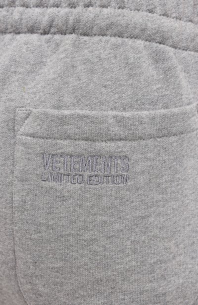 Хлопковые джоггеры VETEMENTS серого цвета по цене 59900 руб., арт. ME51PA820G 1601, фото 5 Хлопковые джоггеры VETEMENTS, арт. ME51PA820G 1601, фото 5
