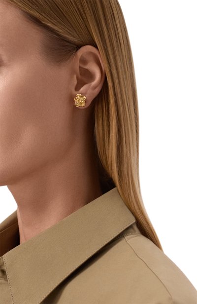 Серьги BOTTEGA VENETA золотого цвета по цене 77350 руб., арт. 865799/VAHU0, фото 2 Серьги BOTTEGA VENETA, арт. 865799/VAHU0, фото 2