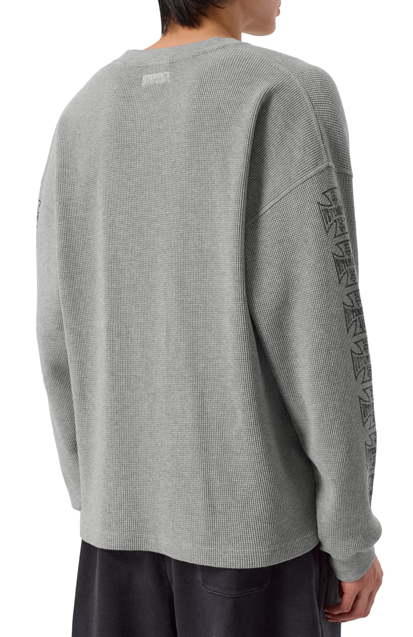 Хлопковый лонгслив VETEMENTS серого цвета по цене 109500 руб., арт. MH27LS264G, фото 5 Хлопковый лонгслив VETEMENTS, арт. MH27LS264G, фото 5