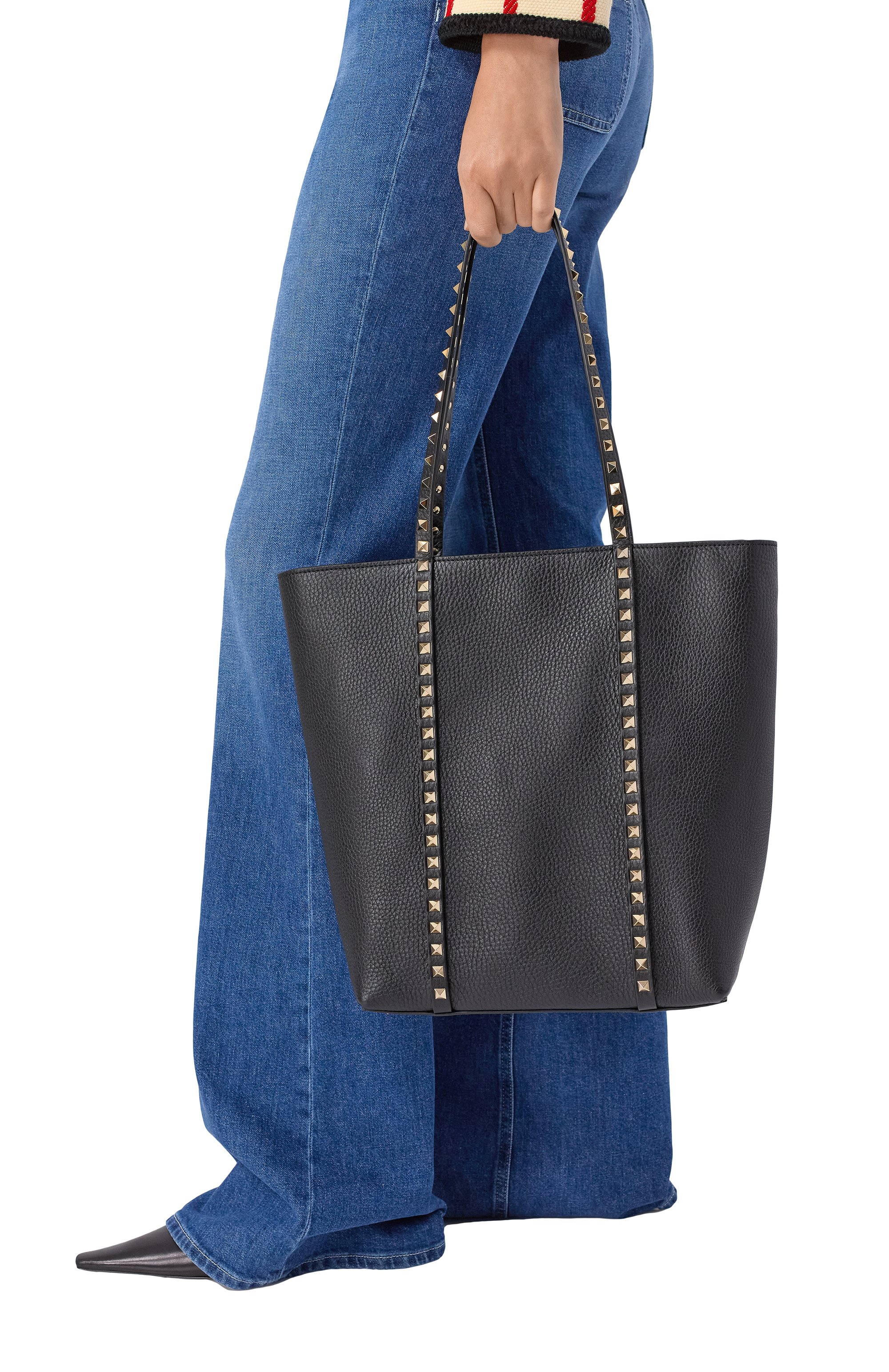 Сумка-тоут rockstud VALENTINO черного цвета по цене 257500 руб., арт. 7W2B0Q99/VSF, фото 2 Сумка-тоут rockstud VALENTINO, арт. 7W2B0Q99/VSF, фото 2