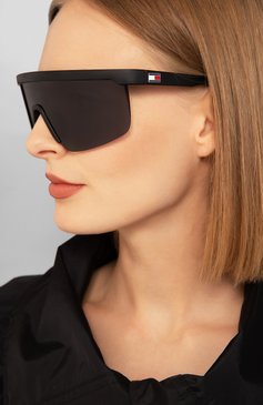 Женские солнцезащитные очки TOMMY HILFIGER черного цвета, арт. 1657/G 08A | Фото 2 (Статус проверки: Проверена категория, Проверено; Тип очков: С/з; Региональные ограничения белый список (Axapta Mercury): RU, Не проставлено; Кросс-КТ: С/з-унисекс; Материал сплава: Проверено; Мате�риал: Пластик; Нос: Не проставлено; Очки форма: Маска; Оптика Гендер: оптика-унисекс)