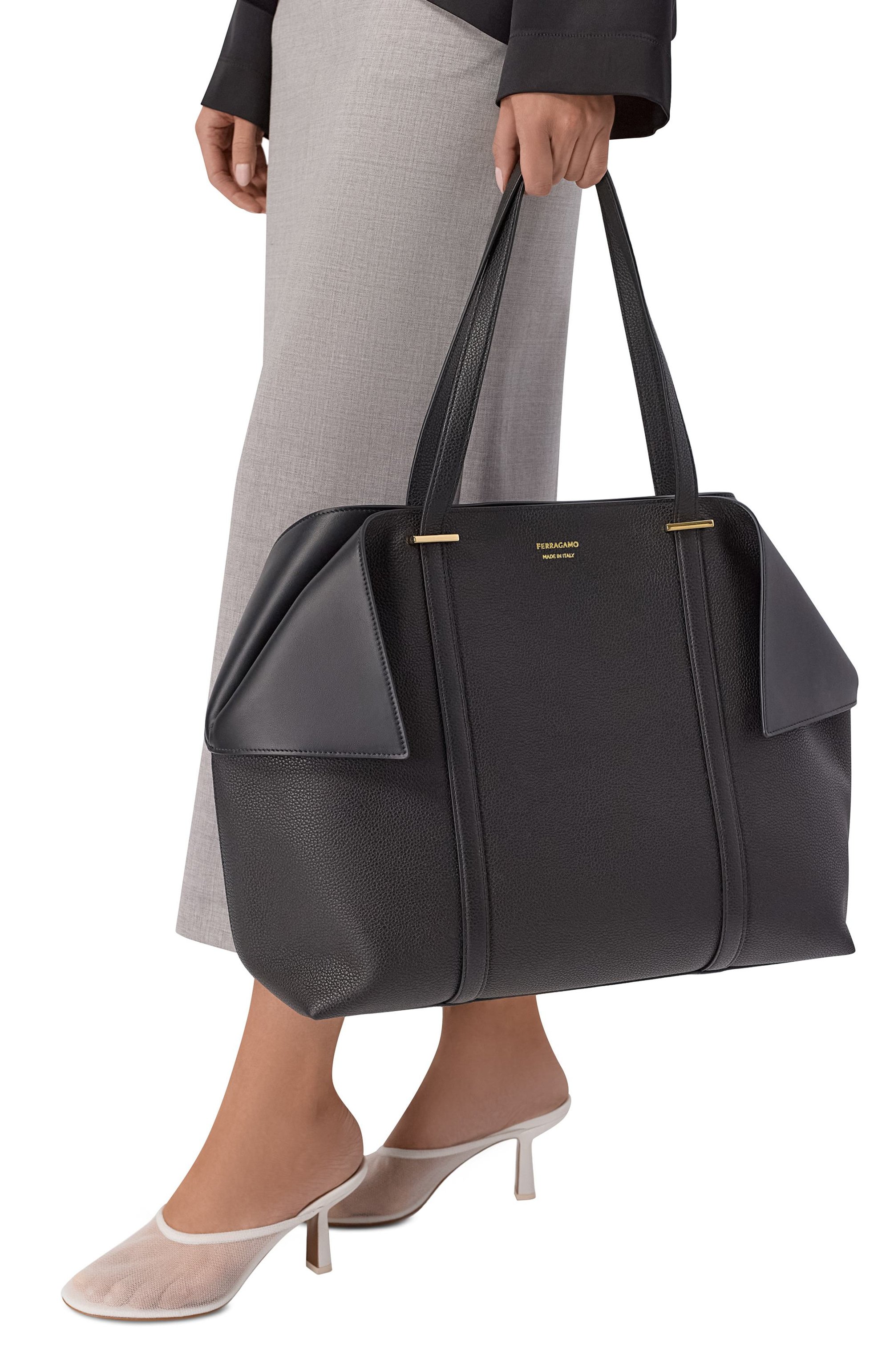 Сумка-тоут folded large FERRAGAMO черного цвета по цене 218000 руб., арт. 21A452/789588, фото 2 Сумка-тоут folded large FERRAGAMO, арт. 21A452/789588, фото 2