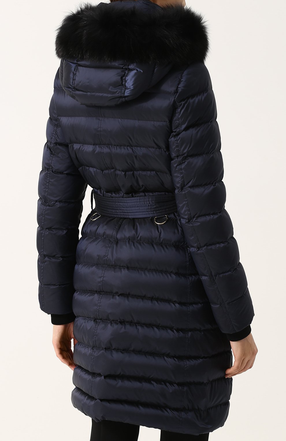 Удлиненный стеганый пуховик с меховой отделкой капюшона и поясом BURBERRY, арт. 4061055, фото 4