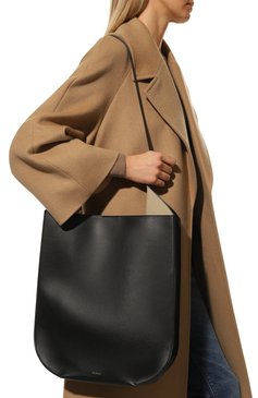Женская сумка helene large REE PROJECTS черного цвета, арт. AW22/HELE1SC | Фото 2 (Размер: large; Материал: Натуральная кожа; Сумки-технические: Сумки top-handle; Ремень/цепочка: На ремешке; Материал сплава: Проставлено; Региональные ограничения белый список (Axapta Mercury): Не проставлено; Драгоценные камни: Проставлено)
